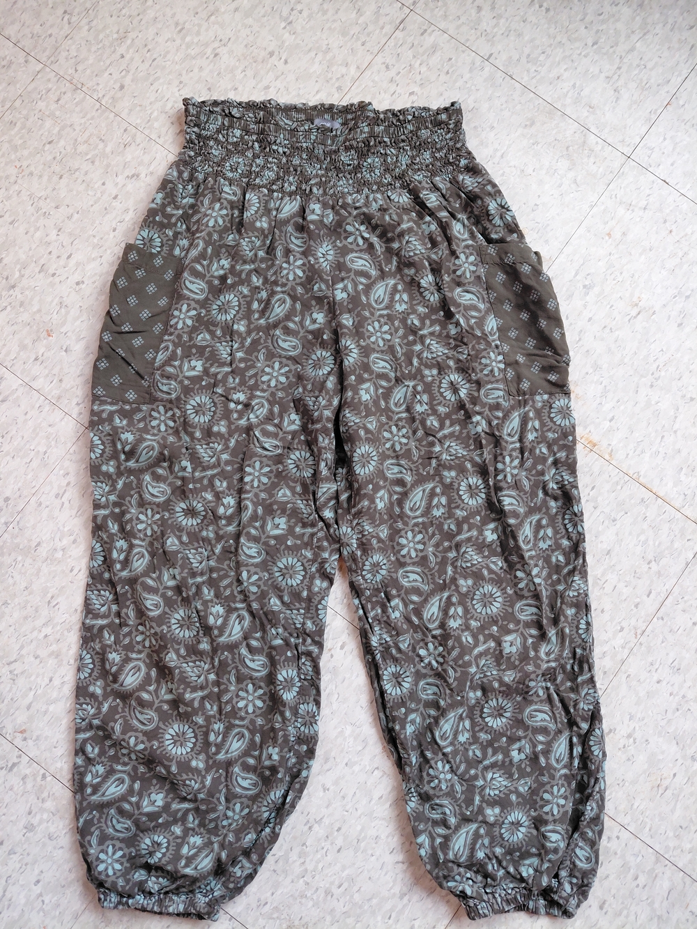 aerie Size S  Olive Green Floral Print Smocked-Waist Harem Joggers Pants .